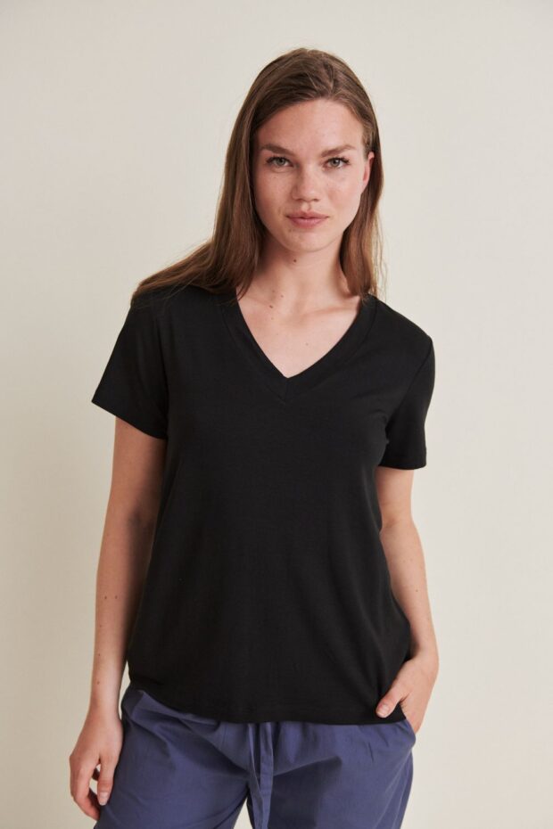 BA121-23 – 001 Black – Extra 4.jpg SHIRT JOLINE V-NECK BLACK